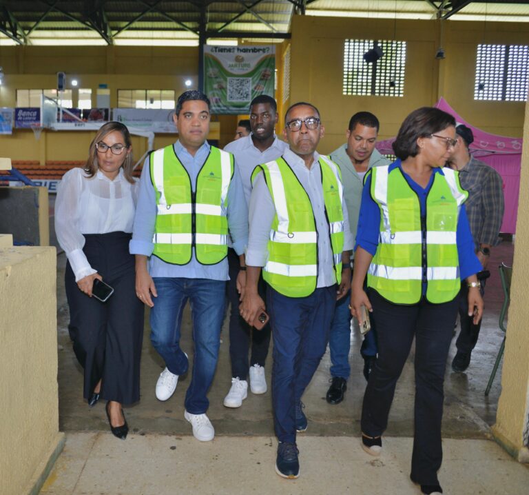 Ministro Kelvin Cruz realiza recorrido de supervisión de obras deportivas en Monte Plata