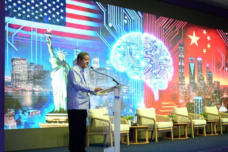 Leonel Fernández asegura que la humanidad necesita una inteligencia artificial más incluyente, “que empodere a las personas”