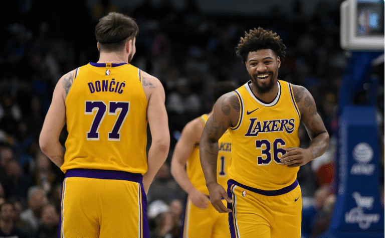 Marcus Smart vestirá el púrpura y dorado