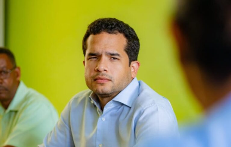 Omar Fernández critica mal estado de escuelas; propone recintos verticales y modelo STEAM