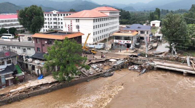 Asciende a 44 cifra de muertos por lluvias en distritos montañosos de Pekín