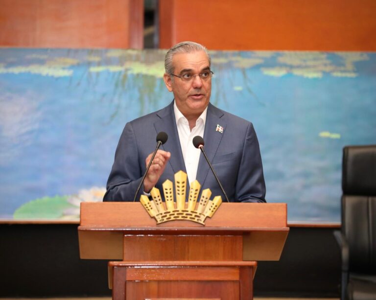 Reportaje- Abinader quiere erradicar círculo vicioso de pobreza, pero reconoce necesita más ingresos fiscales