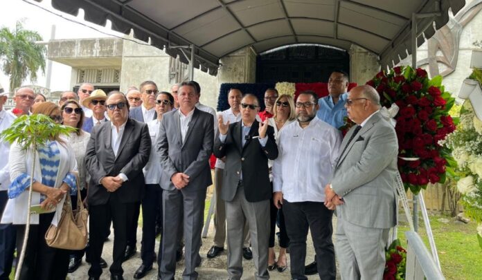 QUIQUE ANTUN EN LA TUMBA DE BALAGUER