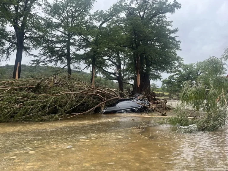Reportan 21 niños entre 68 personas fallecidas por inundaciones en Texas; buscan a 11 menores que participaban en campamento cristiano