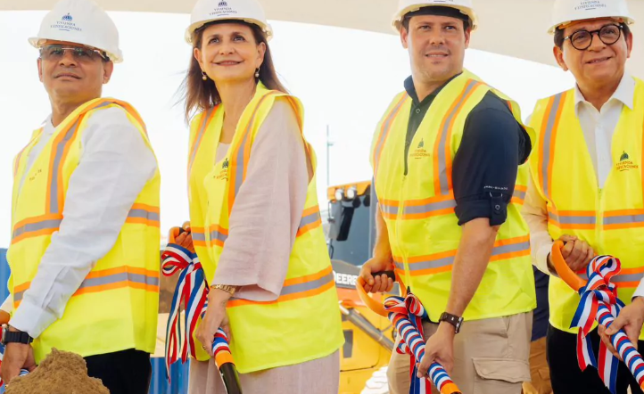 Vicepresidenta Raquel Peña y Ministro Carlos Bonilla entregan títulos a comunitarios de Bonao, tras casi dos décadas de espera