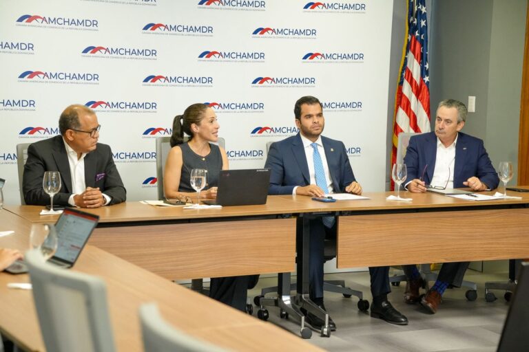 Vicente Sánchez se reúne con el Comité de Tecnología e Innovación de AMCHAMDR