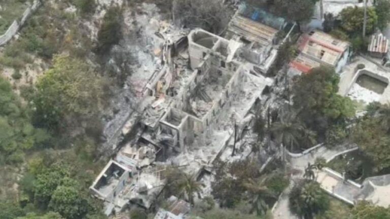 Bandas incendian por completo el icónico hotel Oloffson de Haití
