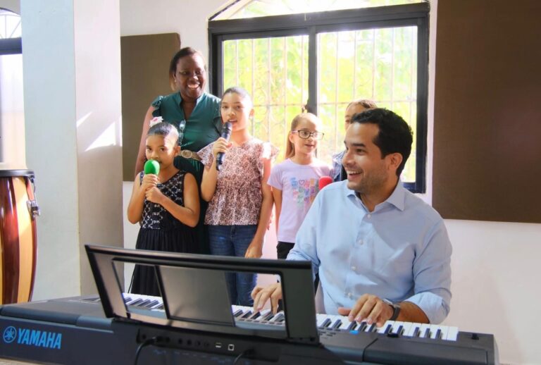 Omar Fernández fomenta el arte en barrios de la capital con recursos de Fondo Gadiel