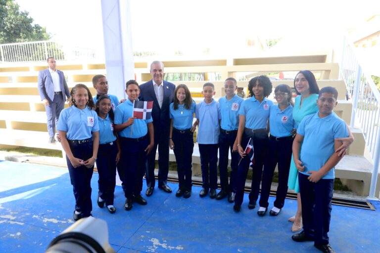 Presidente Abinader llama a los padres a acompañar y motivar a sus hijos en el nuevo año escolar 2025-2026