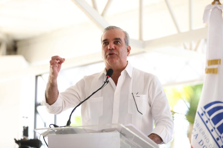 Reportaje- Gobierno toma del dinero prestado que tenía guardado en los bancos para reanimar la economía