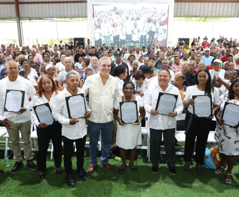 Presidente Abinader entrega 1,910 títulos de propiedad, de un total de 3,314 que beneficiará a más de 10,000 personas en Los  Guaricanos