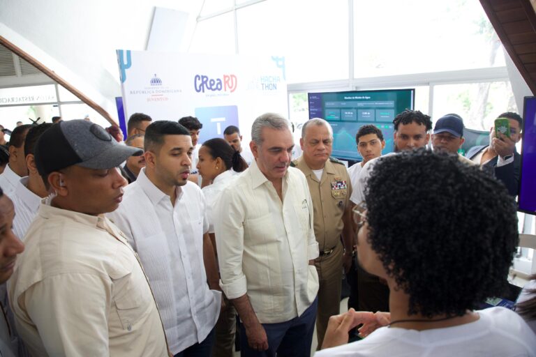 Presidente Abinader respalda creatividad juvenil en el Hackathon de Ciudades Inteligentes y Movilidad Urbana