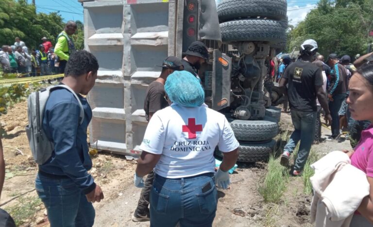 Accidente deja al menos cinco fallecidos en la 6 de Noviembre; 911 brinda asistencia