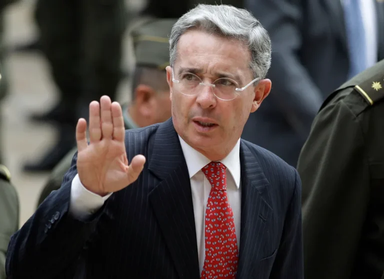 Tribunal de Colombia ordena libertad a expresidente Uribe mientras apela condena
