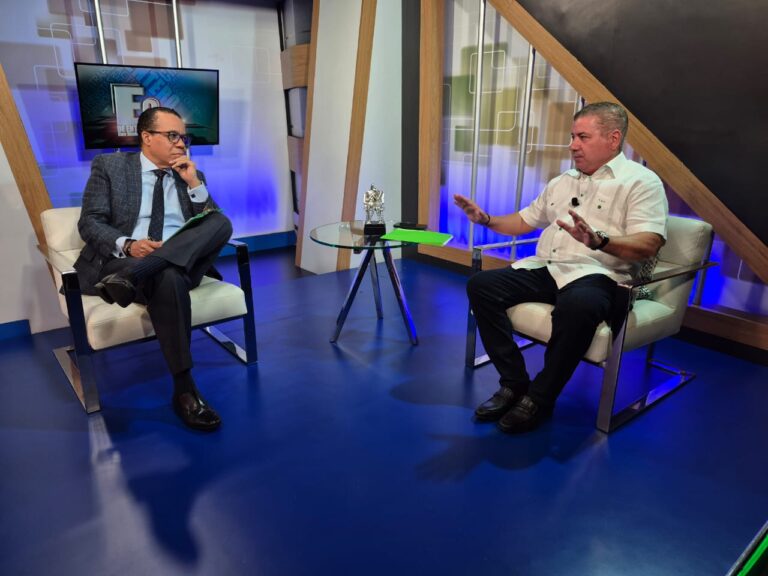 César Fernández: “Gobierno castiga RD con apagones; una diputada PRM se va para la FP; la economía en el suelo”