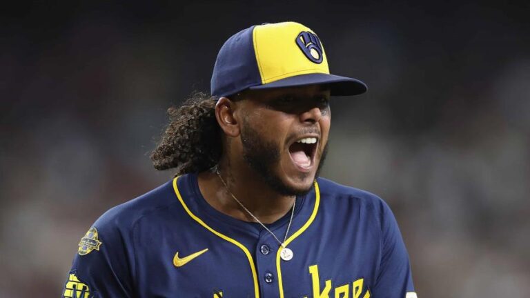 Freddy Peralta va tras una singular hazaña para un dominicano: 20 victorias