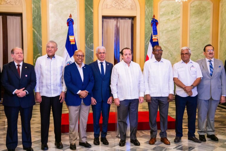 Gobierno promulga Ley 82-25 que fortalece el Plan Nacional de Titulación; elimina impedimento de libre disposición