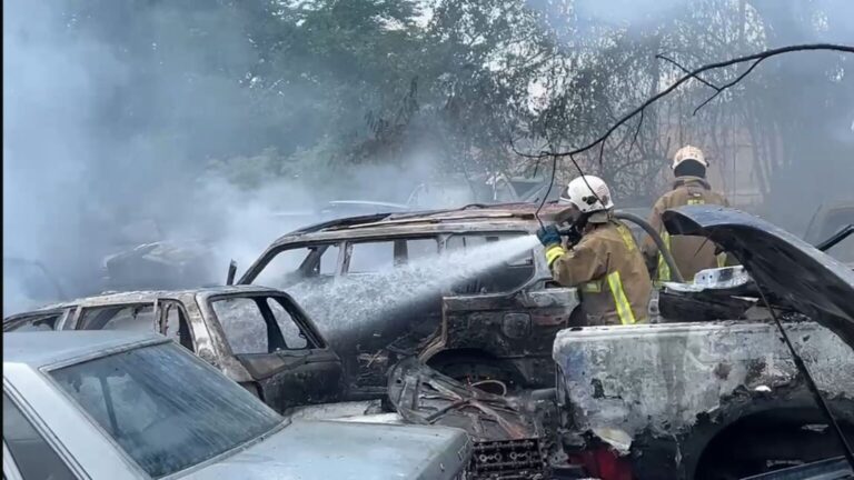 Sesenta vehículos son convertidos en ceniza por un fuego en San Francisco de Macorís