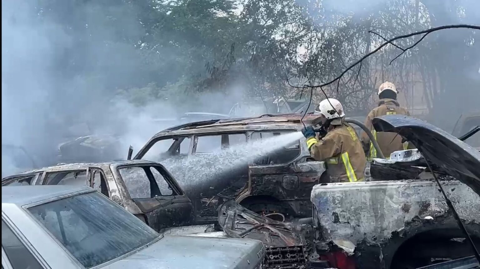 Sesenta vehículos son convertidos en ceniza por un fuego en San Francisco de Macorís