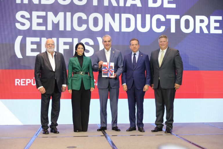 Presidente Abinader recibe Estrategia Nacional para posicionar a RD como referente en manufactura y ensamblaje de semiconductores