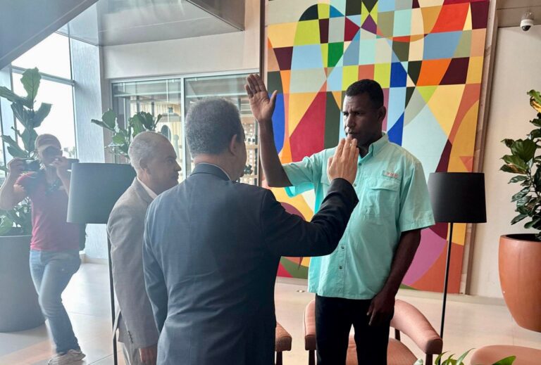 Regidor del PRM se une a la Fuerza del Pueblo y es juramentado por Leonel Fernández