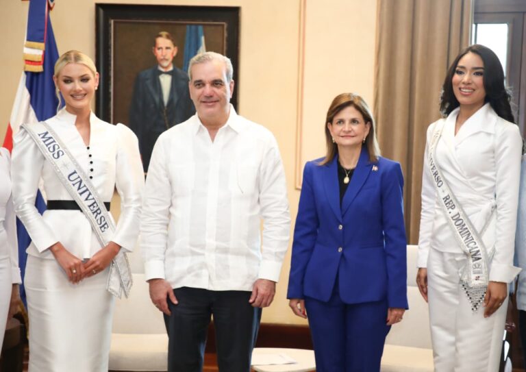 Presidente Abinader recibe a Miss Universo y Miss República Dominicana en el Palacio Nacional