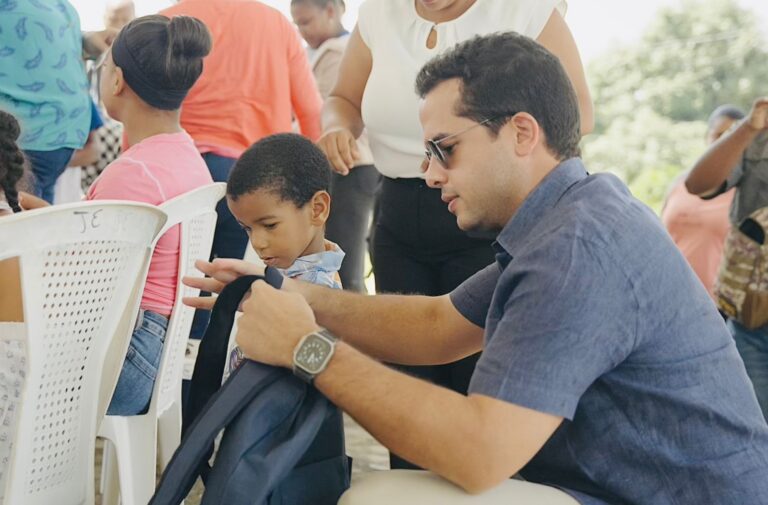 Omar Fernández entrega útiles escolares a cientos de estudiantes en Dajabón