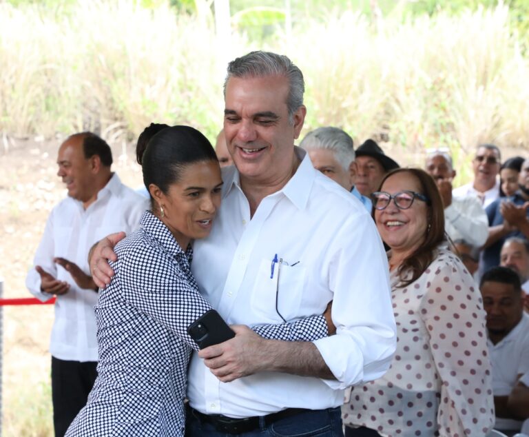 Reportaje- Críticas por crisis de servicios no detienen Abinader, encabeza inauguraciones en capital y Cibao