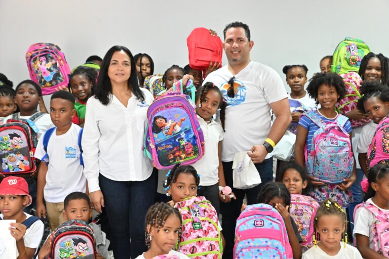 Clúster Turístico de Boca Chica entrega útiles escolares a niños del CCI Monterrey en inicio del año escolar