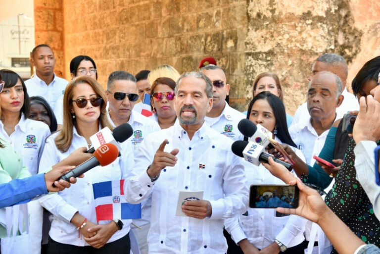 Efemérides Patrias se querella contra quienes ultrajaron el Himno Nacional, haciendo una versión de culto lésbico