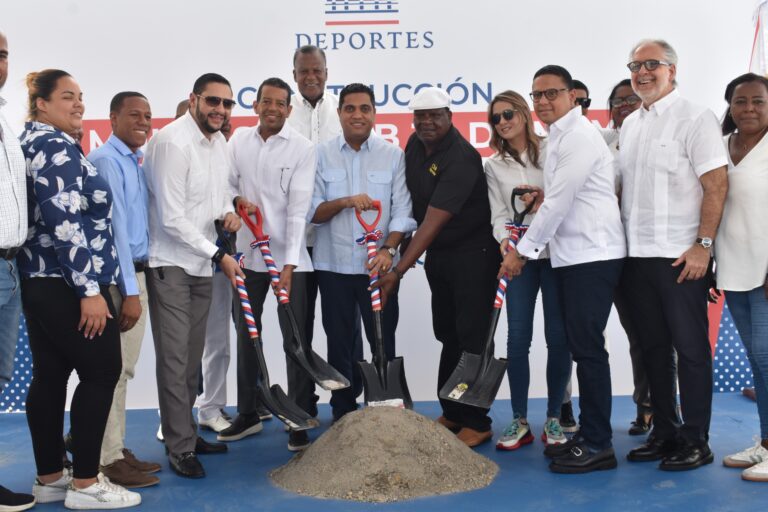 Ministro Kelvin Cruz da primer picazo para la construcción del multiusos del Club 30 de Mayo