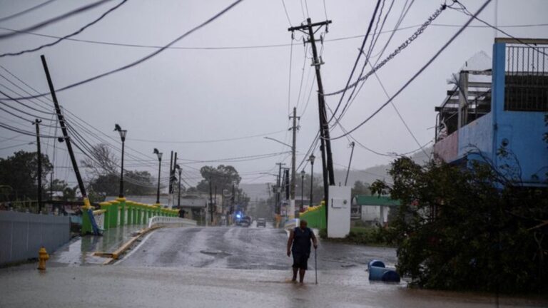 Erin deja más de 150.000 hogares sin electricidad en Puerto Rico