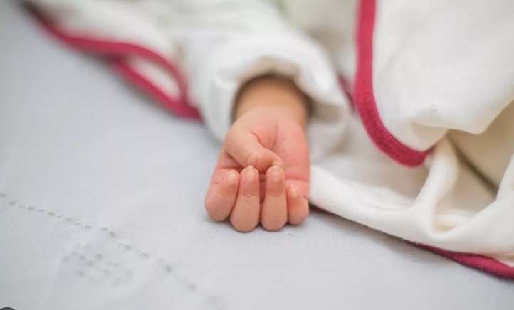 Hallan bebé recién nacida en una alcantarilla en Navarrete, Santiago