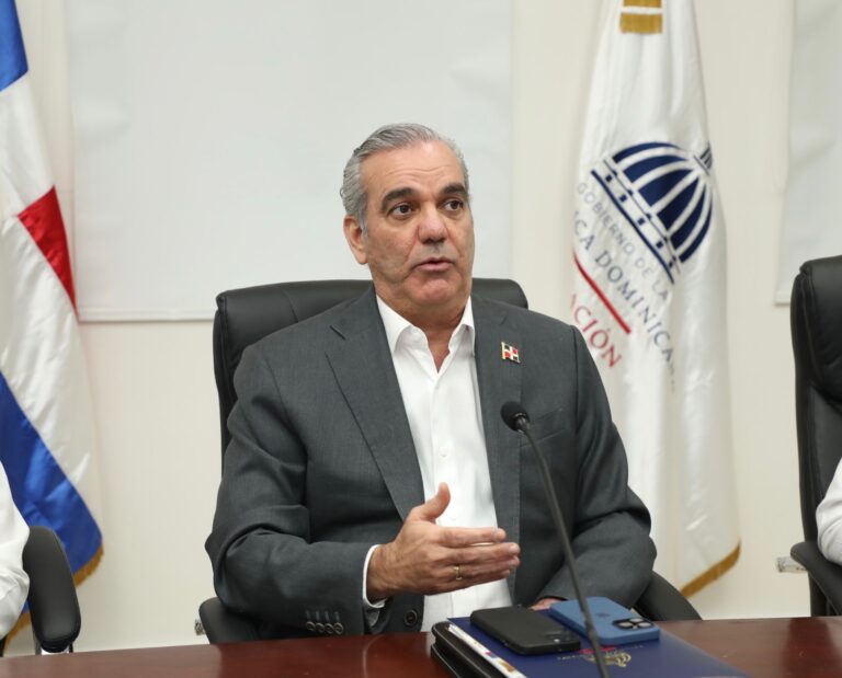 Presidente Abinader impulsa transformación educativa con 124,000 docentes formándose en áreas STEAM