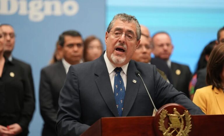 Presidente de Guatemala impulsa reforma para que la propiedad de tierras esté en manos de indígenas