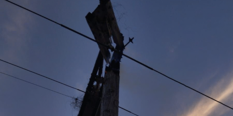 Edesur denuncia incendio afecta redes eléctricas en comunidades de Barahona; muchas quedan sin energía