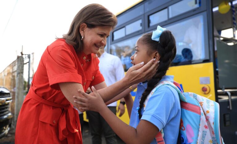 Vicepresidenta Raquel Peña abre el año escolar en Santiago; recoge un grupo de estudiantes