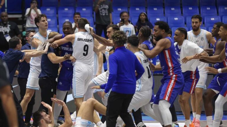 RD derrota Argentina 84-83 en la AmeriCup 2025; partido termina en pelea
