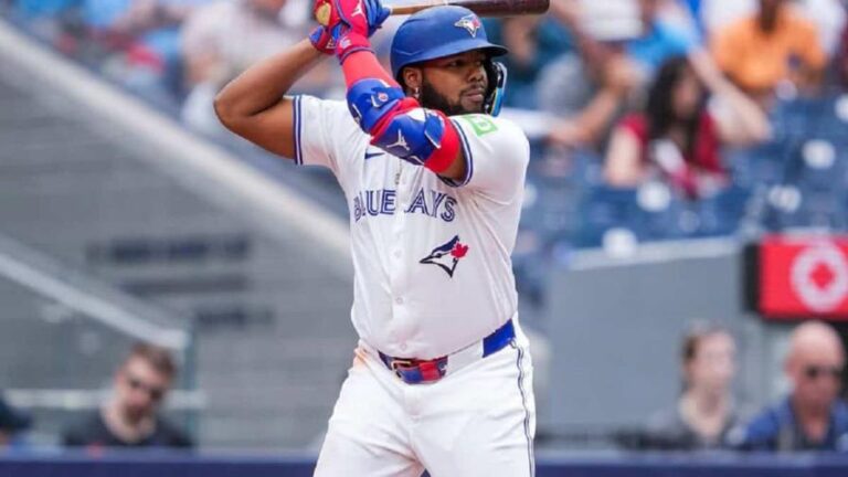 Vladimir Guerrero Jr. sale lesionado en derrota de Azulejos ante los Piratas