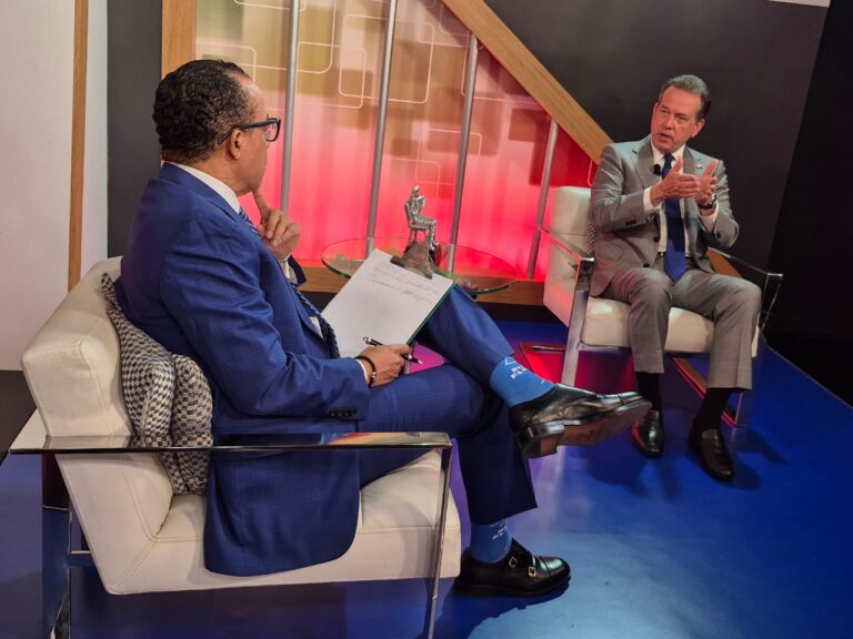 Video- Ministro de Industria y Comercio admite que gobierno necesita más recursos y tendrán que venir de una reforma