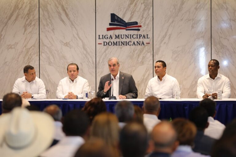 Presidente Abinader anuncia RD$4,000 millones para aceras y contenes en todo el país