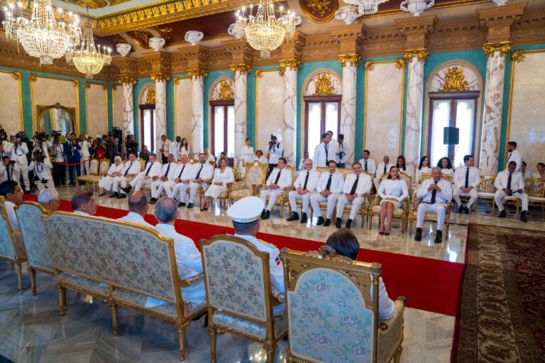 Reportaje- Presidente remenea la mata, introduce nuevas designaciones, cambios y destituciones en el gobierno