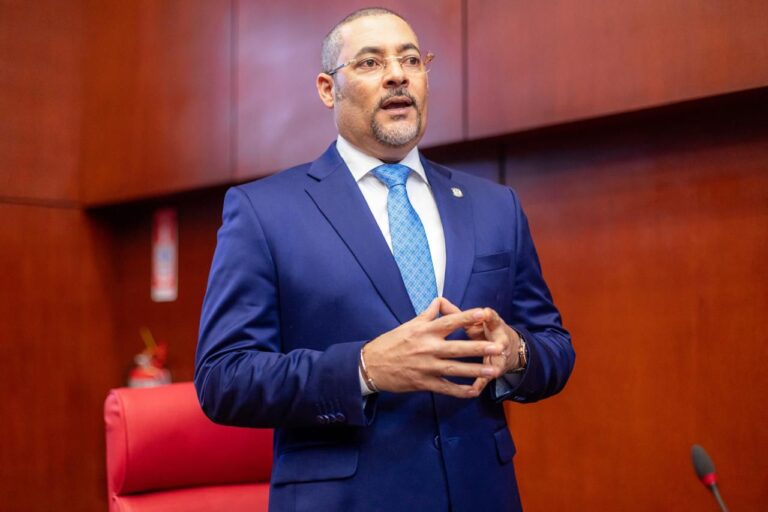 Fuerza del Pueblo elige a Eduard Espiritusanto como vocero en el Senado