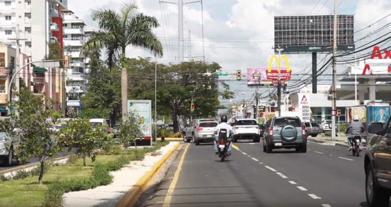 Gabinete de Transporte extiende la restricción de giros a la izquierda en la Avenida Núñez de Cáceres con John F. Kennedy