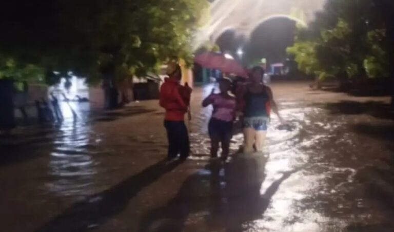 Defensa Civil auxilia a 160 familias afectadas por inundaciones en Azua