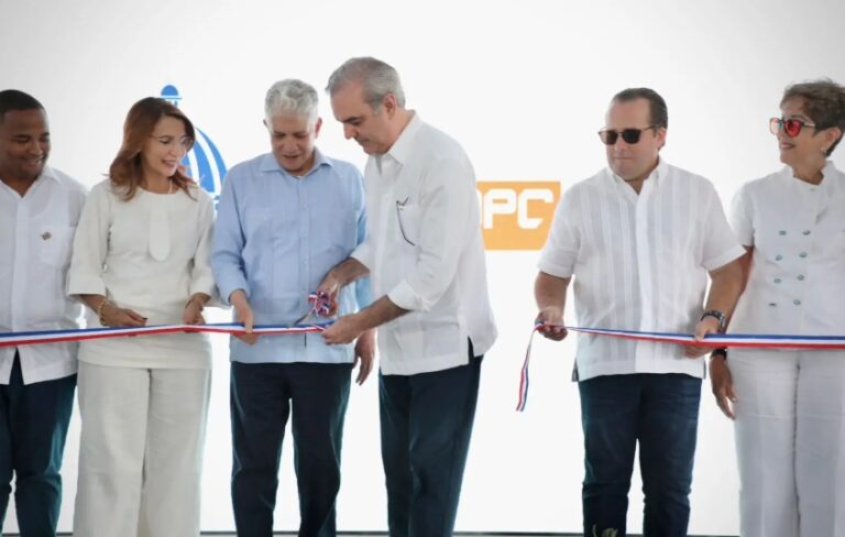 Abinader entrega carretera Villa Elisa-Punta Rucia-La Ensenada, que conecta Puerto Plata con Montecristi