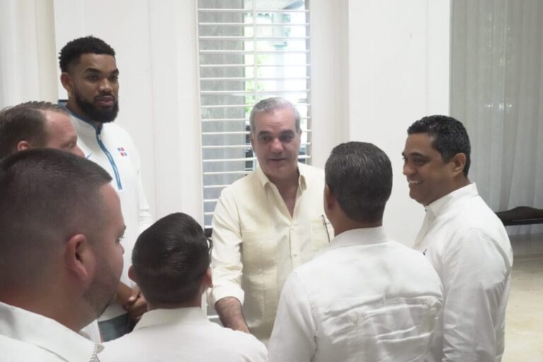 Abinader y Karl Towns construirán una arena de baloncesto en Tamboril