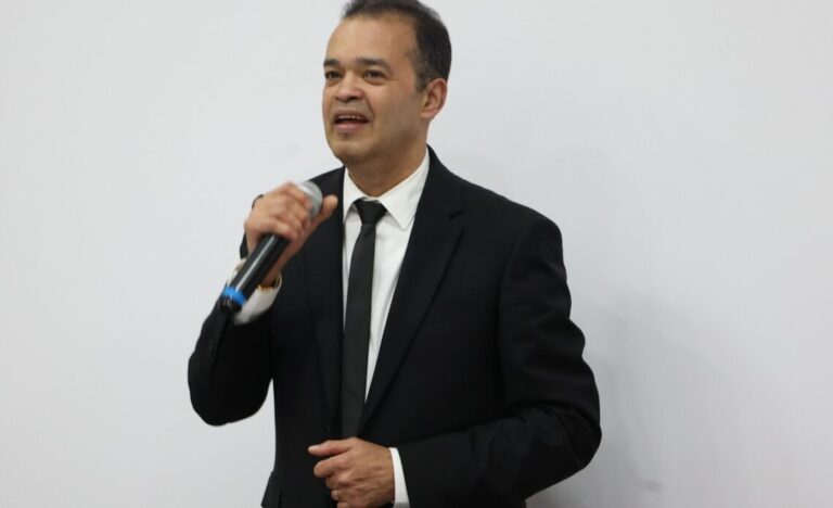 Alex Bueno recibe nominación al Latin Grammy 2025 por “El más completo”