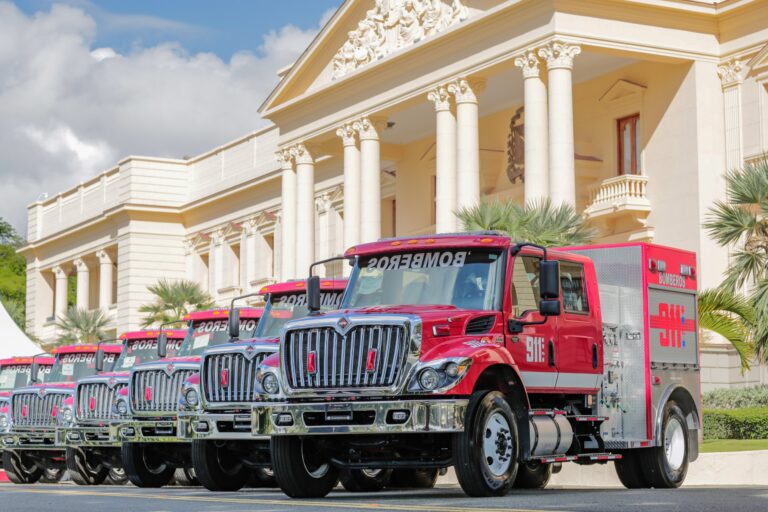 MINPRE y Sistema 911 entregan 12 nuevos camiones de bomberos para fortalecer la capacidad de respuesta a emergencias