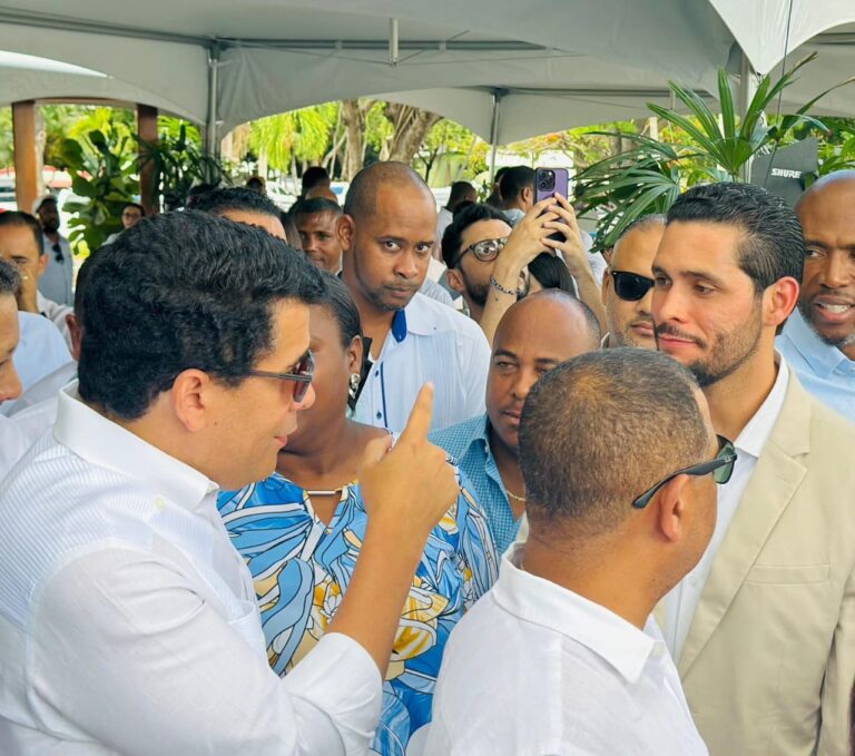 Ministro De Turismo Premia Alcalde Alexander El Hijo Del Pueblo Del Distrito Municipal La Otra Banda con un camión